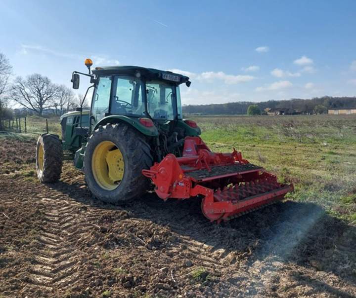 Préparation de sol agricole à Saint-Sulpice-la-Pointe
